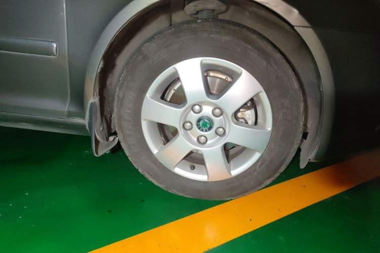 Used Skoda Octavia 2012 1.6L Automatic Yijun Edition Right Front Wheel Hub