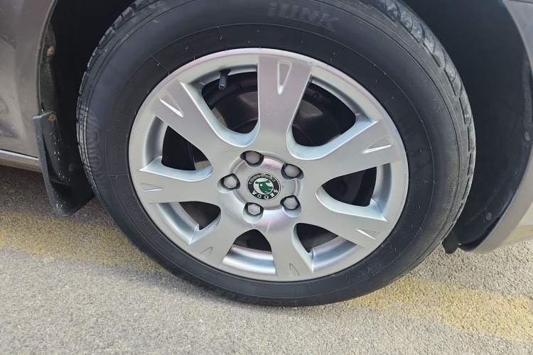 Used Skoda Octavia 2012 2.0L Automatic Yijie Version Right Front Wheel Hub