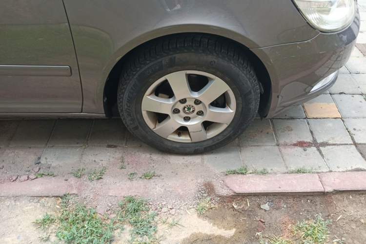 Used Skoda Octavia 2012 1.6L Automatic Yijie Edition Right Front Wheel Hub