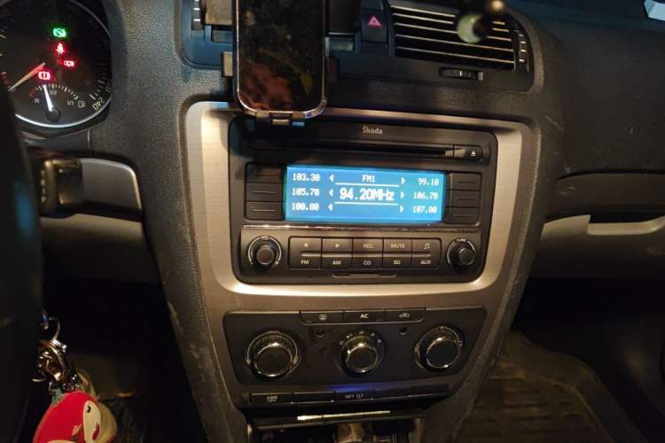 Used Skoda Octavia 2012 1.6L Automatic Yijun Edition Audio And AC Panel