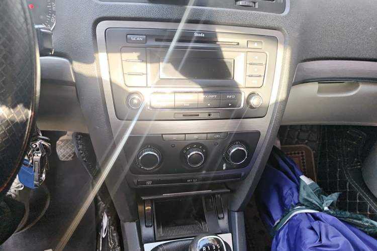 Used Skoda Octavia 2012 1.6L Manual Yijie Edition Audio And AC Panel