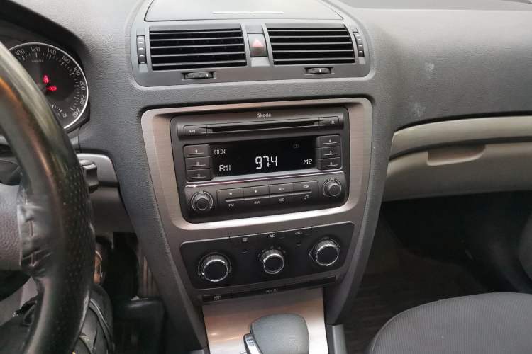 Used Skoda Octavia 2012 1.6L Automatic Yijie Edition Audio And AC Panel