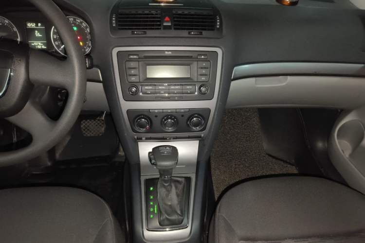 Used Skoda Octavia 2012 2.0L Automatic Yijie Version Audio And AC Panel