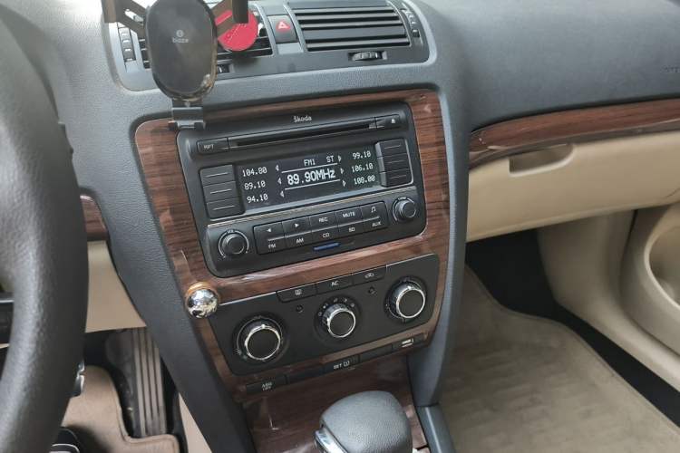 Used Skoda Octavia 2012 1.6L Automatic Yijun Edition Audio And AC Panel