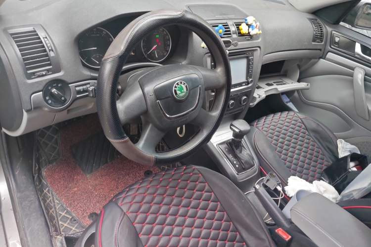Used Skoda Octavia 2012 1.6L Automatic Yijun Edition Center Console
