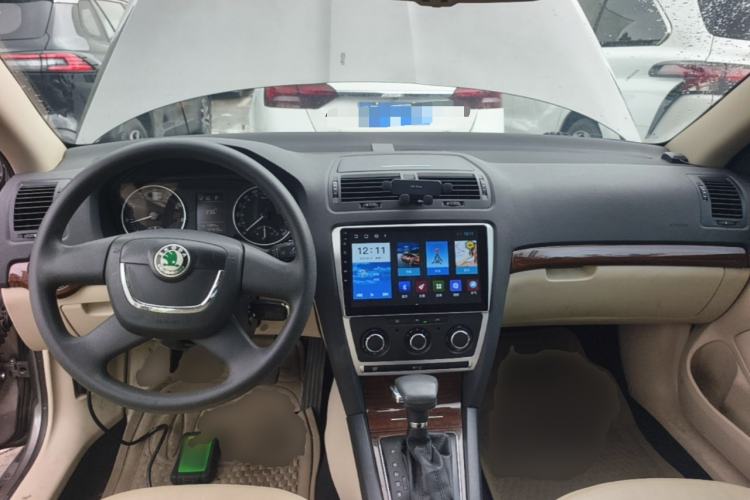 Used Skoda Octavia 2012 1.6L Automatic Yijun Edition Center Console