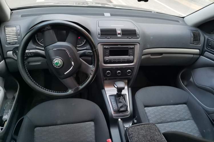 Used Skoda Octavia 2012 1.6L Automatic Yijie Edition Center Console