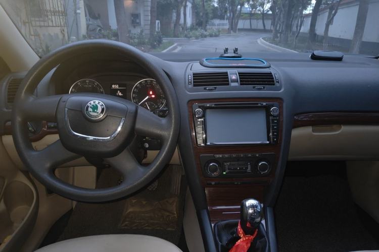 Used Skoda Octavia 2012 1.6L Manual Yijun Edition Center Console