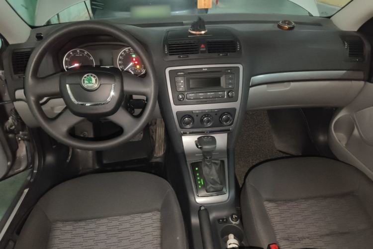Used Skoda Octavia 2012 2.0L Automatic Yijie Version Center Console