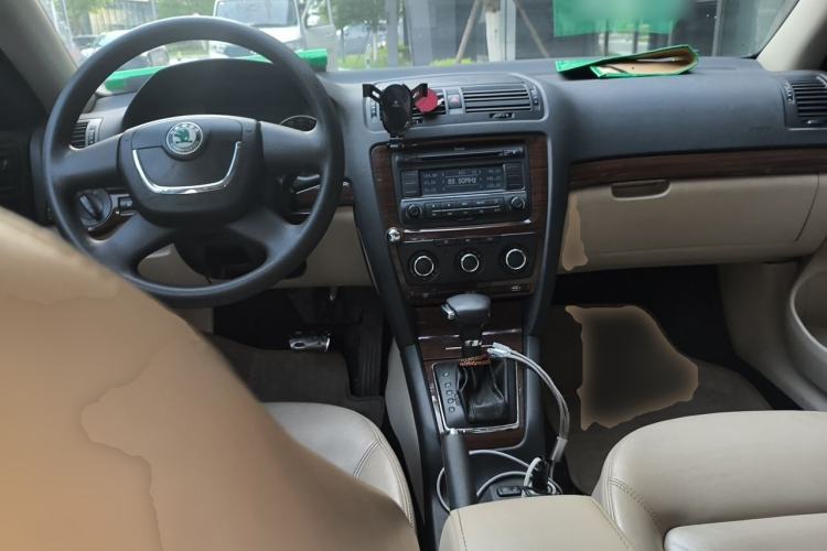 Used Skoda Octavia 2012 1.6L Automatic Yijun Edition Center Console