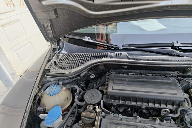 Used Skoda Octavia 2012 1.6L Manual Yijie Edition Engine Bay Right