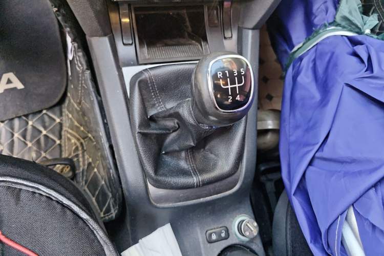 Used Skoda Octavia 2012 1.6L Manual Yijie Edition Gear Lever