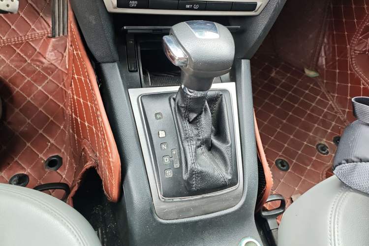Used Skoda Octavia 2012 1.6L Automatic Yijun Edition Gear Lever