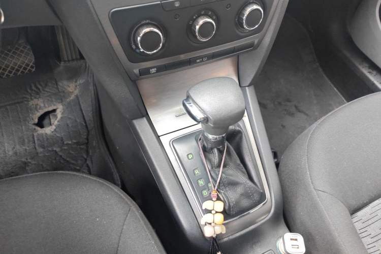 Used Skoda Octavia 2012 1.6L Automatic Yijie Edition Gear Lever