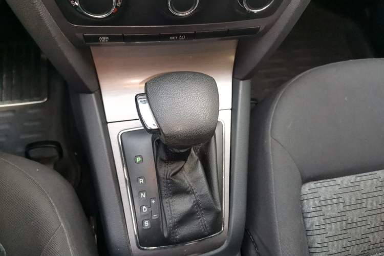 Used Skoda Octavia 2012 1.6L Automatic Yijie Edition Gear Lever