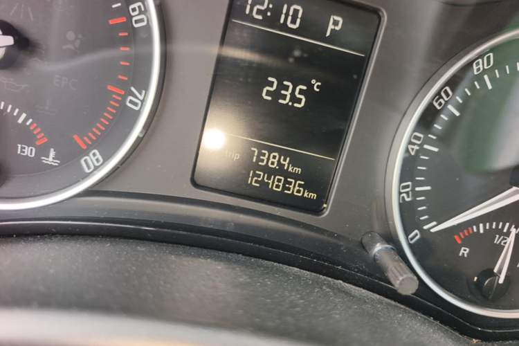 Used Skoda Octavia 2012 1.6L Automatic Yijun Edition Odometer Close Up
