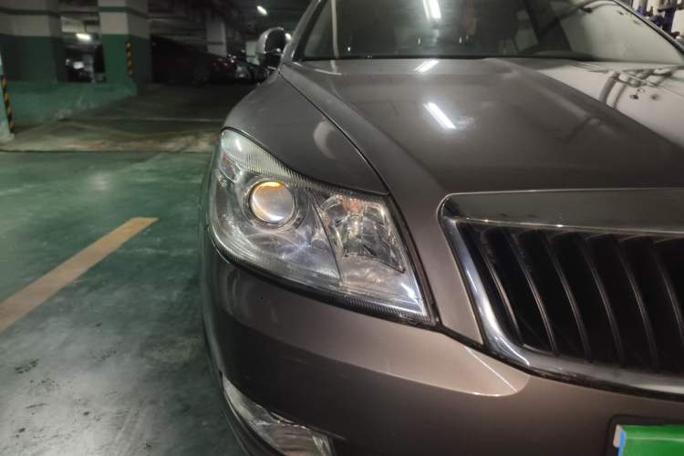 Used Skoda Octavia 2012 2.0L Automatic Yijie Version Right Front Headlight