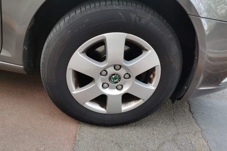 Used Skoda Octavia 2012 1.6L Automatic Yijie Edition Right Front Wheel Hub