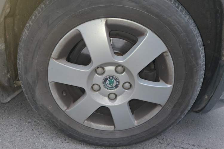 Used Skoda Octavia 2012 1.6L Manual Yijun Edition Right Front Wheel Hub