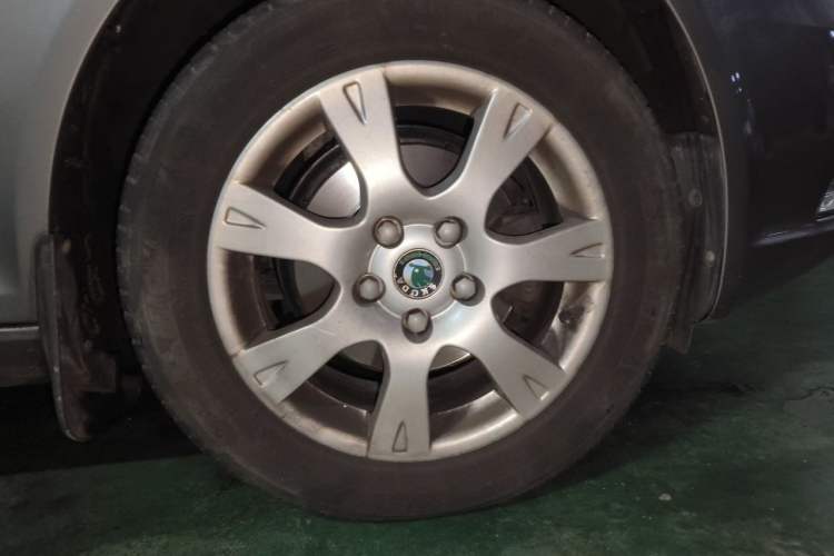 Used Skoda Octavia 2012 2.0L Automatic Yijie Version Right Front Wheel Hub