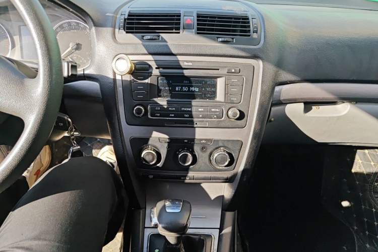 Used Skoda Octavia 2012 1.6L Automatic Yijie Edition Audio And AC Panel