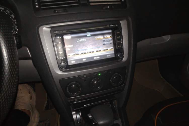 Used Skoda Octavia 2012 1.6L Automatic Yijie Edition Audio And AC Panel