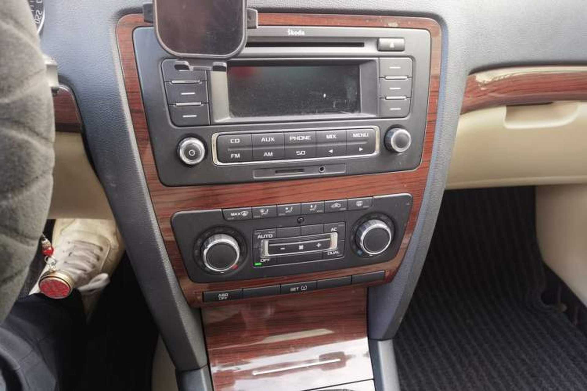 Used Skoda Octavia 2012 1.6L Manual Yijun Edition Audio And AC Panel