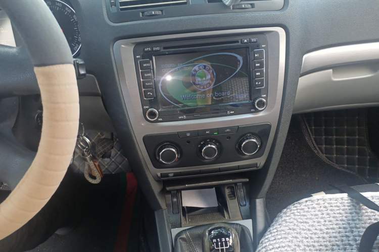 Used Skoda Octavia 2012 1.6L Manual Eado Edition Audio And AC Panel