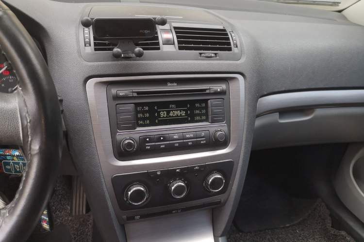 Used Skoda Octavia 2012 1.6L Manual Yijun Edition Audio And AC Panel