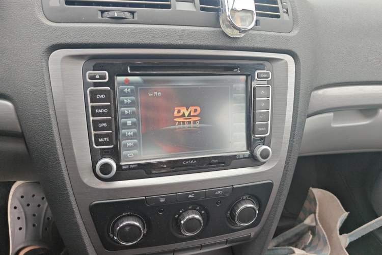 Used Skoda Octavia 2012 1.6L Manual Eado Edition Audio And AC Panel