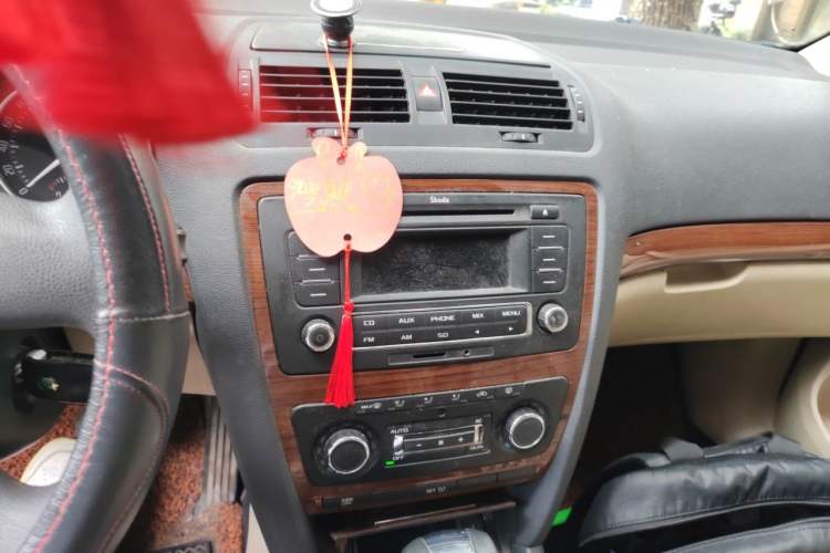 Used Skoda Octavia 2012 1.6L Automatic Yijun Edition Audio And AC Panel
