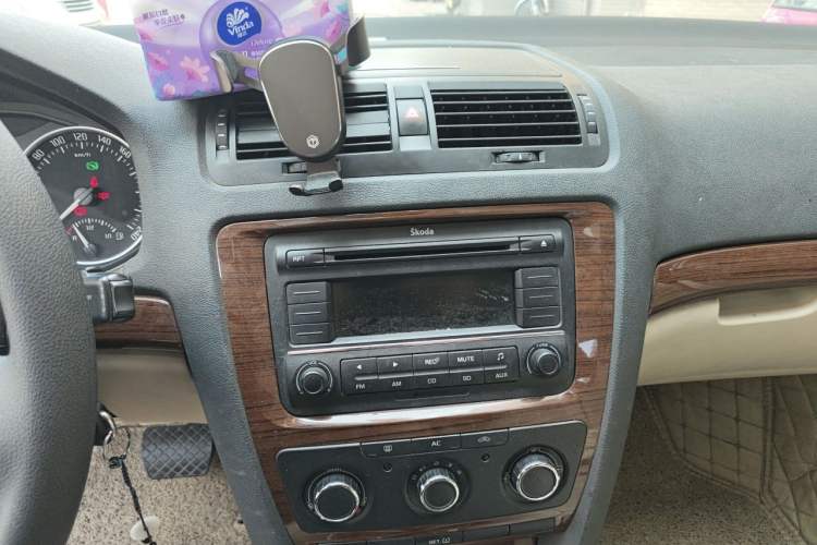 Used Skoda Octavia 2012 1.6L Automatic Yijun Edition Audio And AC Panel
