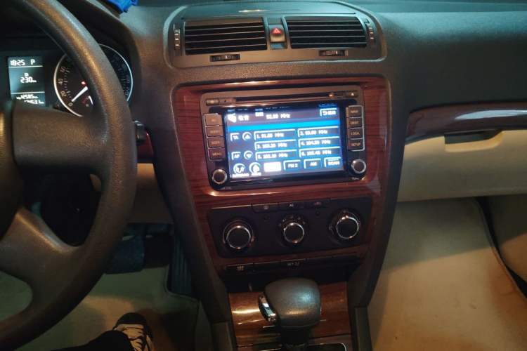Used Skoda Octavia 2012 1.6L Automatic Yijun Edition Audio And AC Panel