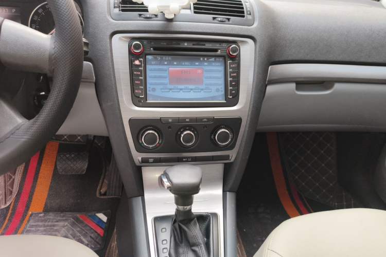 Used Skoda Octavia 2012 2.0L Automatic Yijie Version Audio And AC Panel