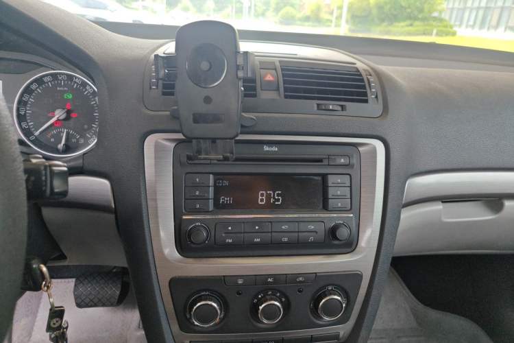 Used Skoda Octavia 2012 1.6L Automatic Yijie Edition Audio And AC Panel