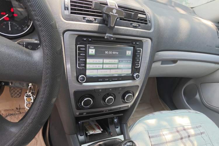 Used Skoda Octavia 2012 2.0L Manual Yijie Version Audio And AC Panel