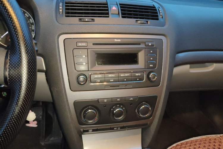 Used Skoda Octavia 2012 1.6L Manual Yijie Edition Audio And AC Panel