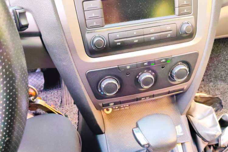 Used Skoda Octavia 2012 2.0L Automatic Yijie Version Audio And AC Panel