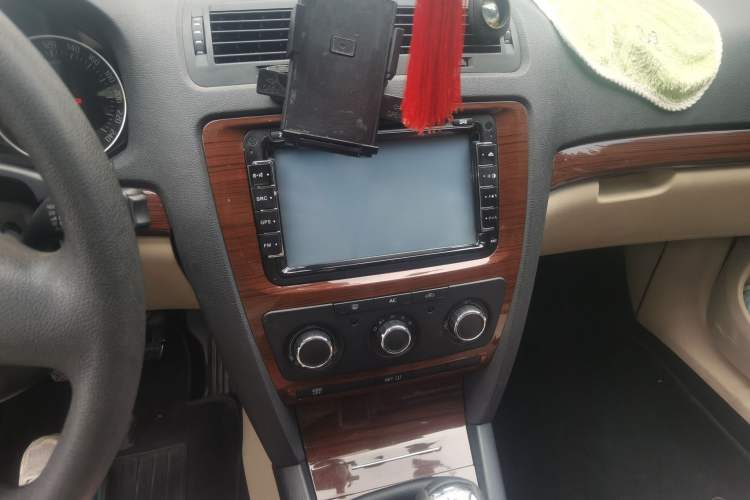 Used Skoda Octavia 2012 1.6L Manual Yijun Edition Audio And AC Panel
