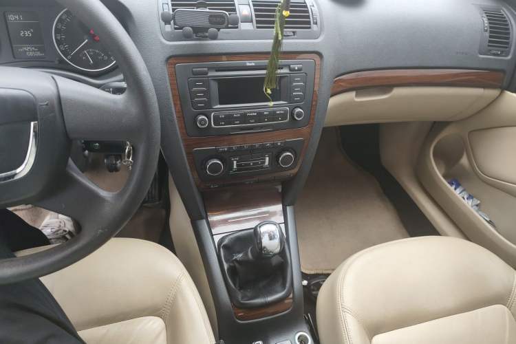 Used Skoda Octavia 2012 1.4TSI Manual - Yijun Edition Audio And AC Panel