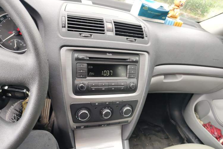 Used Skoda Octavia 2012 1.6L Manual Eado Edition Audio And AC Panel