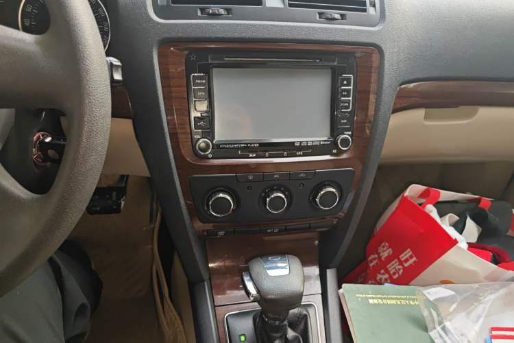 Used Skoda Octavia 2012 1.6L Automatic Yijun Edition Audio And AC Panel