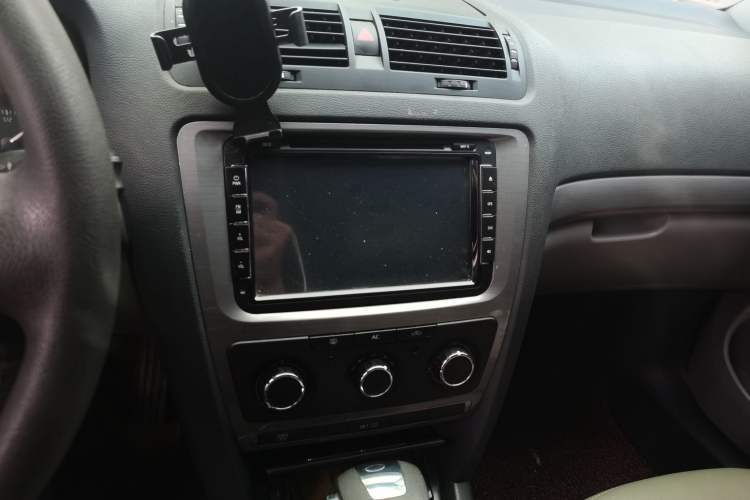 Used Skoda Octavia 2012 1.6L Automatic Yijie Edition Audio And AC Panel