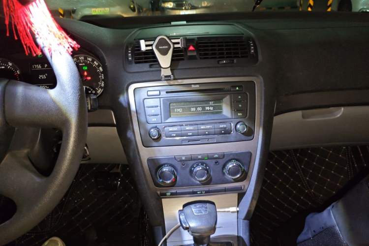 Used Skoda Octavia 2012 1.6L Automatic Yijie Edition Audio And AC Panel
