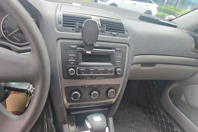 Used Skoda Octavia 2012 1.6L Automatic Yijie Edition Audio And AC Panel