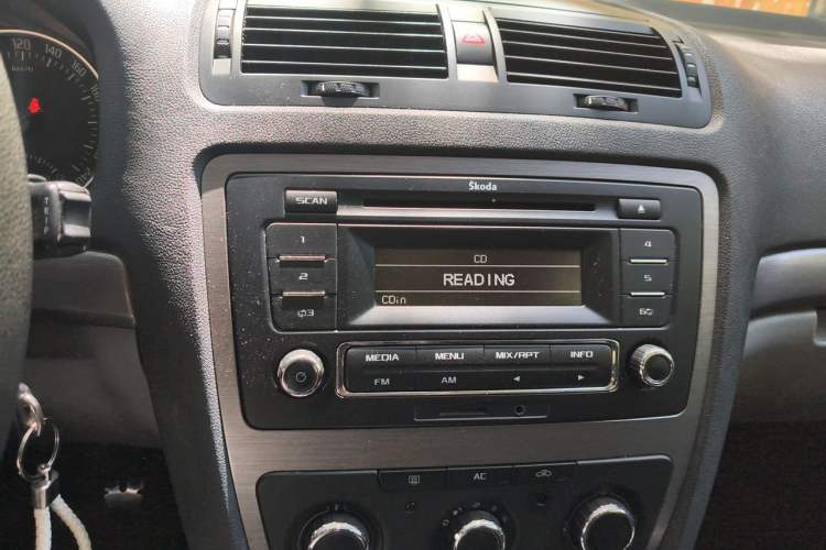 Used Skoda Octavia 2012 1.6L Manual Yijie Edition Audio And AC Panel