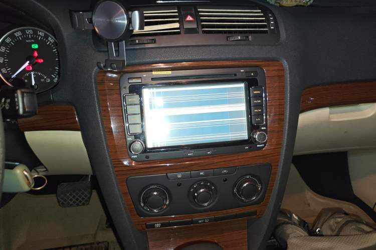 Used Skoda Octavia 2012 1.6L Automatic Yijun Edition Audio And AC Panel