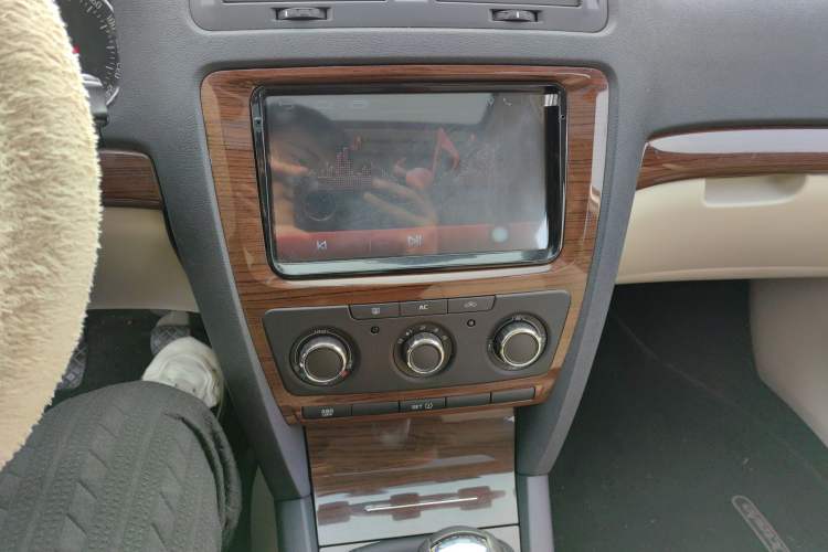 Used Skoda Octavia 2012 1.6L Manual Yijun Edition Audio And AC Panel