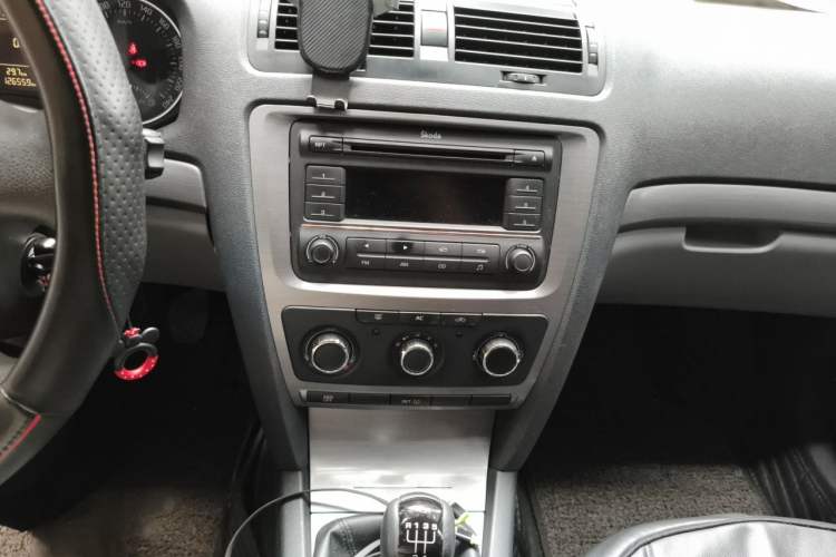 Used Skoda Octavia 2012 1.6L Manual Yijie Edition Audio And AC Panel