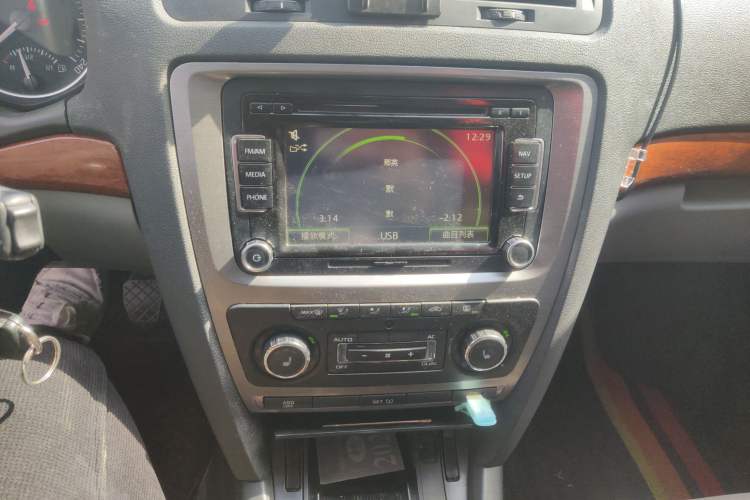 Used Skoda Octavia 2012 1.6L Manual Yijun Edition Audio And AC Panel